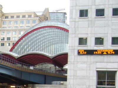 Šia estakada važiuoja Londono DLR